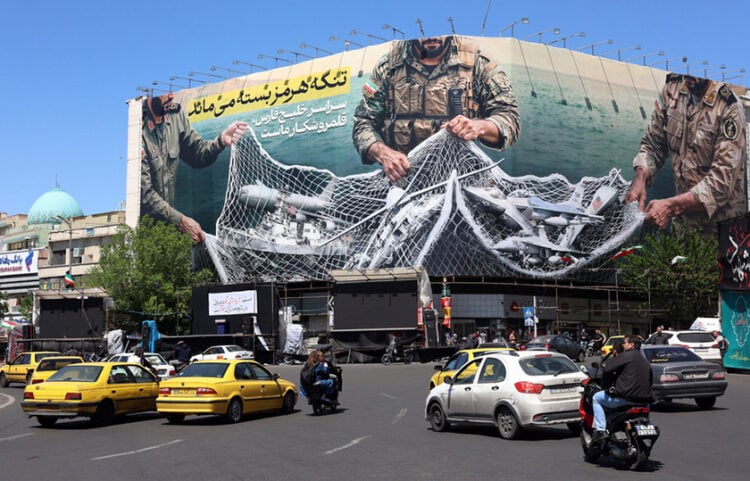 Γιγαντιαία αφίσα στην Πλατεία Ενγκελάμπ (Πλατεία της Επανάστασης) στην Τεχεράνη, με το εξής μήνυμα στα περσικά: «Τα Στενά του Ορμούζ παραμένουν κλειστά». 22 Απριλίου 2026 (φωτ.: EPA / Abedin Taherkenareh)