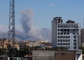 Καπνός υψώνεται από πλήγμα αμερικανοϊσραηλινό πλήγμα στην Τεχεράνη, 7 Απριλίου 2026 (φωτ.: EPA / Abedin Taherkenareh)