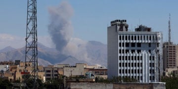 Καπνός υψώνεται από πλήγμα αμερικανοϊσραηλινό πλήγμα στην Τεχεράνη, 7 Απριλίου 2026 (φωτ.: EPA / Abedin Taherkenareh)