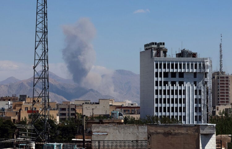 Καπνός υψώνεται από πλήγμα αμερικανοϊσραηλινό πλήγμα στην Τεχεράνη, 7 Απριλίου 2026 (φωτ.: EPA / Abedin Taherkenareh)