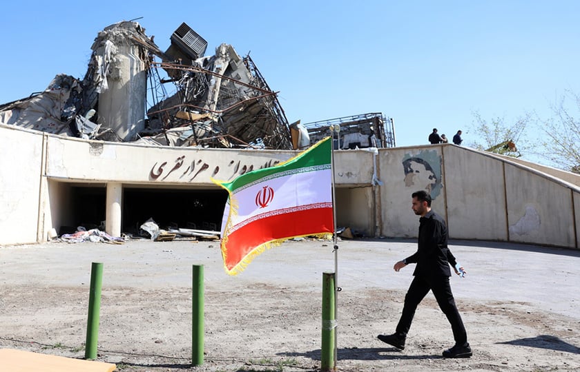 Ισραηλινός αξιωματούχος περπατά δίπλα στο κατεστραμμένο Στάδιο Αζαντί στην Τεχεράνη, 3 Απριλίου 2026 (φωτ.: EPA / Abedin Taherkenareh)