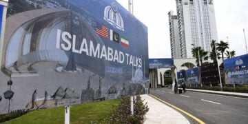 Πινακίδα κοντά στο κέντρο Τύπου στο Ισλαμαμπάντ, όπου ξεκίνησαν οι ειρηνευτικές συνομιλίες ΗΠΑ-Ιράν. 11 Απριλίου 2026 (φωτ.: EPA / Sohail Shahzad)