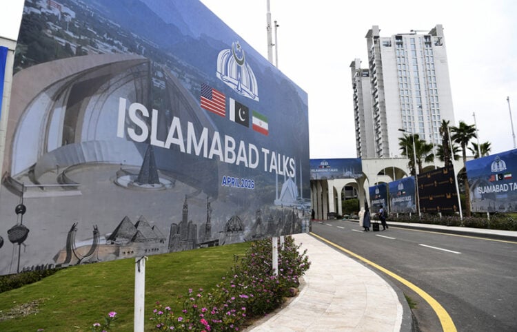 Πινακίδα κοντά στο κέντρο Τύπου στο Ισλαμαμπάντ, όπου ξεκίνησαν οι ειρηνευτικές συνομιλίες ΗΠΑ-Ιράν. 11 Απριλίου 2026 (φωτ.: EPA / Sohail Shahzad)