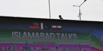 Διαφημιστική πινακίδα κοντά στο κέντρο Τύπου στο Ισλαμαμπάντ, όπου ξεκίνησαν οι ειρηνευτικές συνομιλίες ΗΠΑ-Ιράν. 11 Απριλίου 2026 (φωτ.: EPA / Zayan Sheikh)