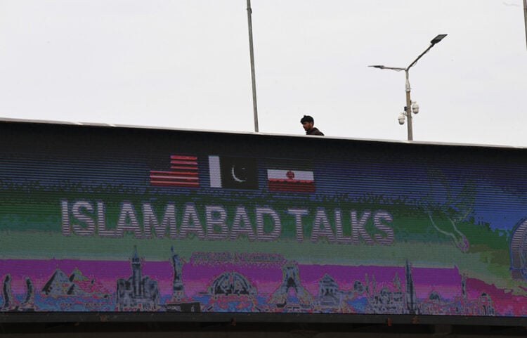 Διαφημιστική πινακίδα κοντά στο κέντρο Τύπου στο Ισλαμαμπάντ, όπου ξεκίνησαν οι ειρηνευτικές συνομιλίες ΗΠΑ-Ιράν. 11 Απριλίου 2026 (φωτ.: EPA / Zayan Sheikh)