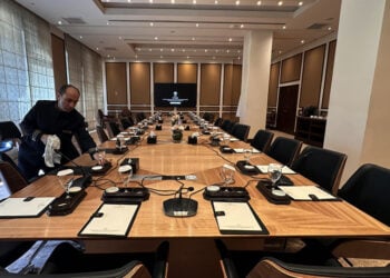 Αίθουσα συνεδριάσεων του ξενοδοχείου Serena στο Ισλαμαμπάντ, όπου φιλοξενήθηκαν συνομιλίες ΗΠΑ-Ιράν, 15 Απριλίου 2026 (φωτ.: EPA / Sohail Shahzad)