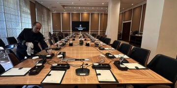 Αίθουσα συνεδριάσεων του ξενοδοχείου Serena στο Ισλαμαμπάντ, όπου φιλοξενήθηκαν συνομιλίες ΗΠΑ-Ιράν, 15 Απριλίου 2026 (φωτ.: EPA / Sohail Shahzad)