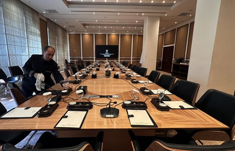 Αίθουσα συνεδριάσεων του ξενοδοχείου Serena στο Ισλαμαμπάντ, όπου φιλοξενήθηκαν συνομιλίες ΗΠΑ-Ιράν, 15 Απριλίου 2026 (φωτ.: EPA / Sohail Shahzad)