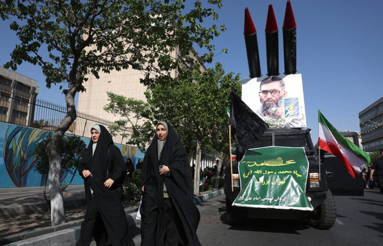 Ιρανές συμμετέχουν στη συγκέντρωση «Sacrificed Girls» στην Τεχεράνη, αποτίοντας φόρο τιμής σε γυναίκες που σκοτώθηκαν στον πόλεμο. 17 Απριλίου 2026 (φωτ.: EPA / Abedin Taherkenareh)