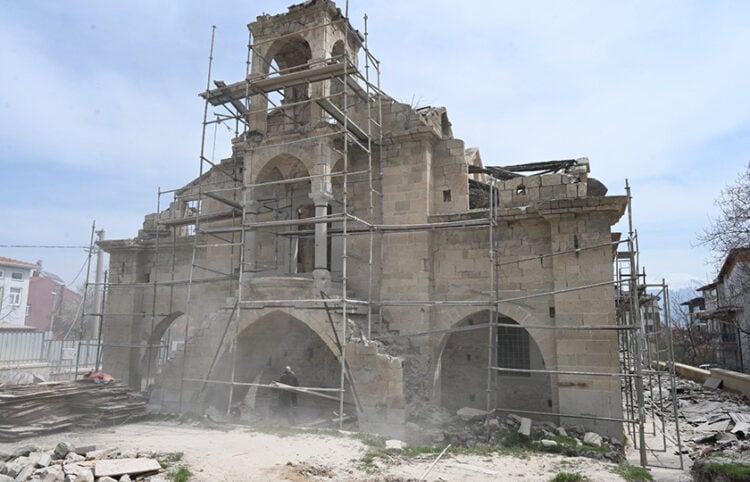 Σκαλωσιές έξω από τον Άγιο Γεώργιο στην ελληνική Σπάρτη της Τουρκίας, στη Μικρά Ασία (φωτ.: ΙΗΑ)