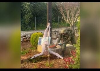 Η στιγμή που ο Ισραηλινός στρατιώτης καταστρέφει το άγαλμα του Ιησού Χριστού στο νότιο Λίβανο (πηγή: youtube.com/watch?v=o5VFG_9nMu4)