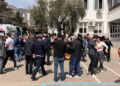 Κόσμος και ασθενοφόρο έξω από το σχολείο στο Καχραμανμαράς της Τουρκίας, όπου 14χρονος άνοιξε πυρ. 15 Απριλίου 2026 (φωτ.: Anadolu)