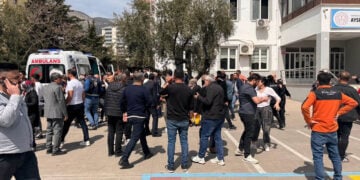 Κόσμος και ασθενοφόρο έξω από το σχολείο στο Καχραμανμαράς της Τουρκίας, όπου 14χρονος άνοιξε πυρ. 15 Απριλίου 2026 (φωτ.: Anadolu)