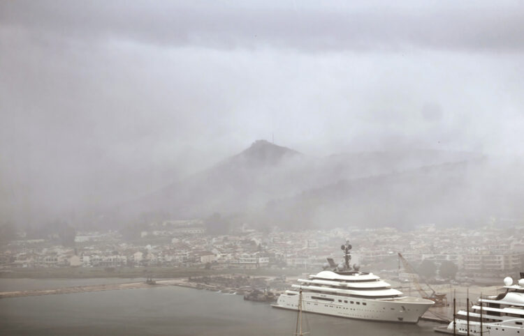 Πυκνή ομίχλη καλύπτει το Ναύπλιο, Τετάρτη 1 Απριλίου 2026 (φωτ.: ΑΠΕ-ΜΠΕ / Ευάγγελος Μπουγιώτης)
