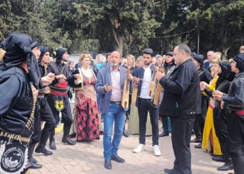 Κυριακή του Θωμά στα κοιμητήρια Καλαμαριάς με λύρες και χορούς (φωτ.: Δήμος Καλαμαριάς)