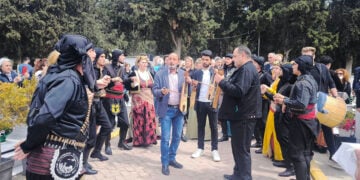 Κυριακή του Θωμά στα κοιμητήρια Καλαμαριάς με λύρες και χορούς (φωτ.: Δήμος Καλαμαριάς)