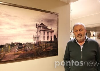 Η αυθεντική φωτογραφία της Βίλας Καπαγιαννίδη κοσμεί την είσοδο του σπιτιού του Θέμη Καπαγιαννίδη και της Ρίκης Τριανταφυλλίδου (φωτ.: Κώστας Κατσίγιαννης)