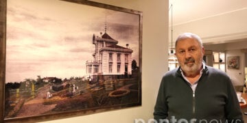 Η αυθεντική φωτογραφία της Βίλας Καπαγιαννίδη κοσμεί την είσοδο του σπιτιού του Θέμη Καπαγιαννίδη και της Ρίκης Τριανταφυλλίδου (φωτ.: Κώστας Κατσίγιαννης)