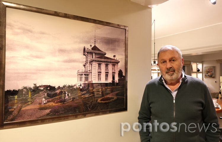 Η αυθεντική φωτογραφία της Βίλας Καπαγιαννίδη κοσμεί την είσοδο του σπιτιού του Θέμη Καπαγιαννίδη και της Ρίκης Τριανταφυλλίδου (φωτ.: Κώστας Κατσίγιαννης)