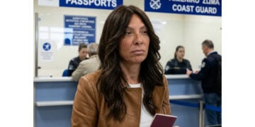 Η Ισίν Καρατζά στον έλεγχο διαβατηρίων (φωτ.: thracenews.gr)