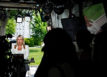 Η εκπρόσωπος Τύπου του Λευκού Οίκου Κάρολαϊν Λέβιτ, παραχωρεί τηλεοπτική συνέντευξη μπροστά από τη Δυτική Πτέρυγα του Λευκού Οίκου, στην Ουάσιγκτον (φωτ.:  EPA/SAMUEL CORUM / POOL)
