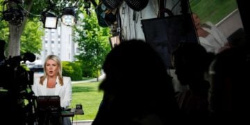 Η εκπρόσωπος Τύπου του Λευκού Οίκου Κάρολαϊν Λέβιτ, παραχωρεί τηλεοπτική συνέντευξη μπροστά από τη Δυτική Πτέρυγα του Λευκού Οίκου, στην Ουάσιγκτον (φωτ.:  EPA/SAMUEL CORUM / POOL)