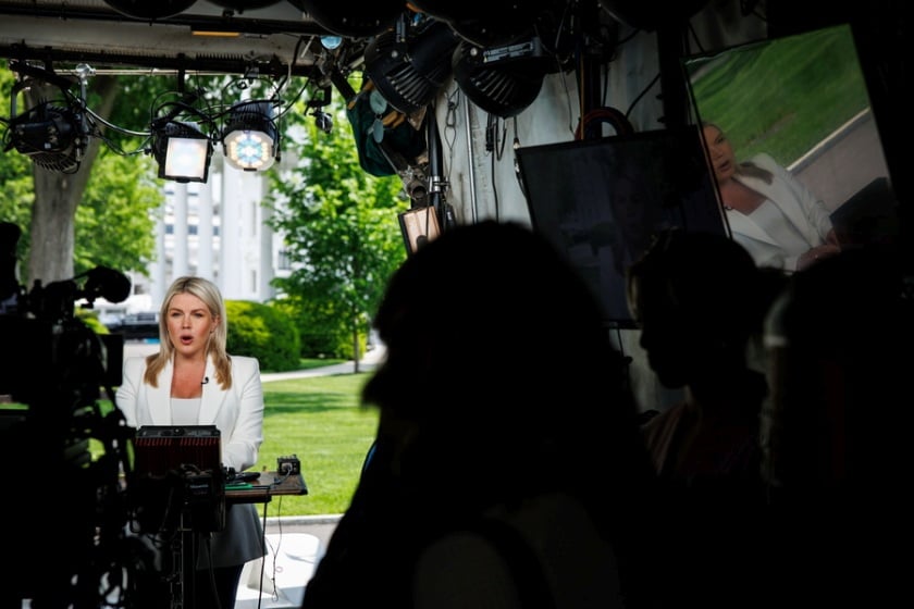 Η εκπρόσωπος Τύπου του Λευκού Οίκου Κάρολαϊν Λέβιτ, παραχωρεί τηλεοπτική συνέντευξη μπροστά από τη Δυτική Πτέρυγα του Λευκού Οίκου, στην Ουάσιγκτον (φωτ.:  EPA/SAMUEL CORUM / POOL)