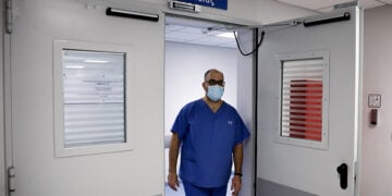 Γιατρός βγαίνει από τη μονάδα ΜΕΘ του νοσοκομείου ΚΑΤ (φωτ.: EUROKINISSI / Σωτήρης Δημητρόπουλος)