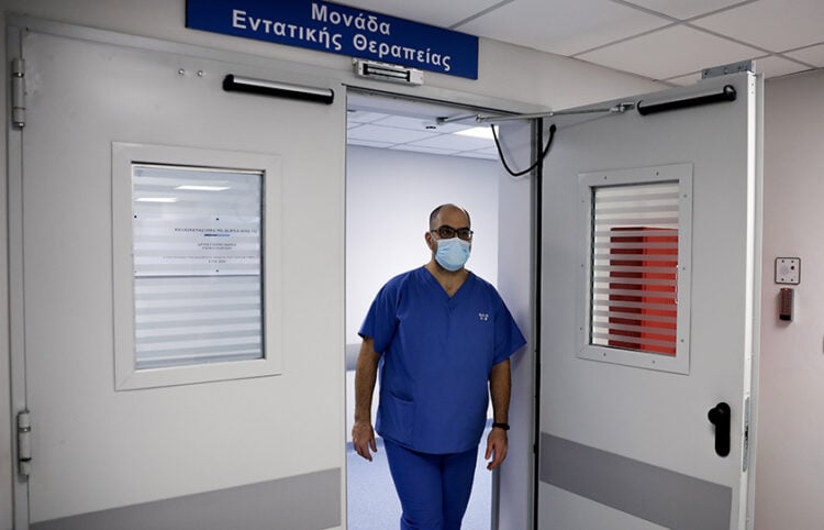 Γιατρός βγαίνει από τη μονάδα ΜΕΘ του νοσοκομείου ΚΑΤ (φωτ.: EUROKINISSI / Σωτήρης Δημητρόπουλος)