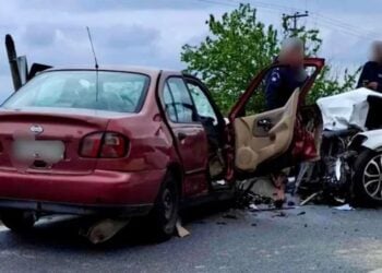 Η τετραμελής οικογένεια επέβαινε στο κόκκινο αυτοκίνητο (φωτ.: proininews.gr)