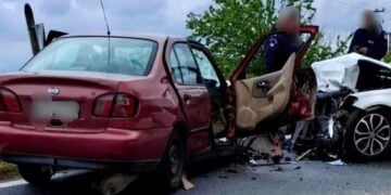 Η τετραμελής οικογένεια επέβαινε στο κόκκινο αυτοκίνητο (φωτ.: proininews.gr)