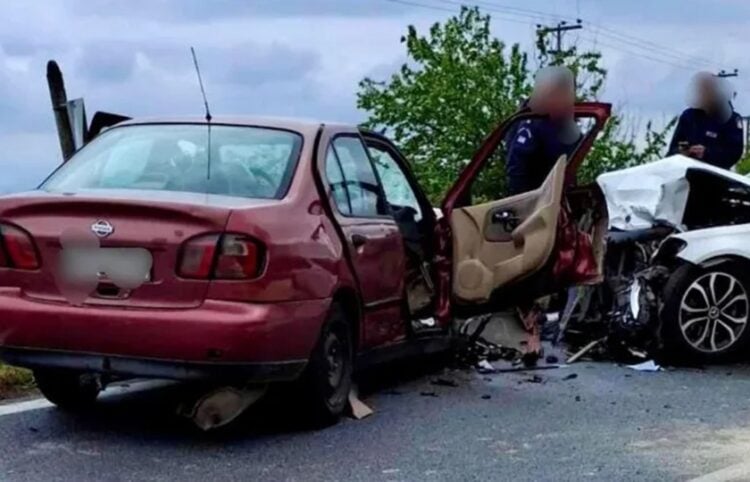 Η τετραμελής οικογένεια επέβαινε στο κόκκινο αυτοκίνητο (φωτ.: proininews.gr)