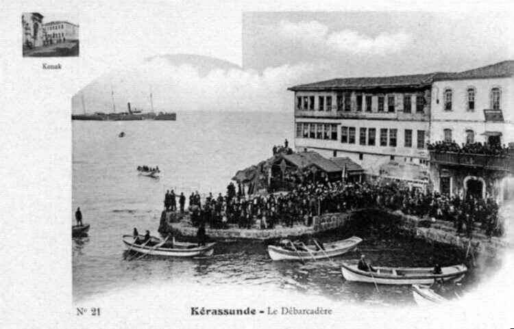 Το πολυσύχναστο λιμάνι της Κερασούντας (τέλη του 19ου έως τις αρχές του 20ού αιώνα). Η παρουσία πολυάριθμων σκαφών και η επιβλητική προκυμαία επιβεβαιώνουν την ακμάζουσα ναυτιλιακή οικονομία, ενδεικτική της στρατηγικής σημασίας της Κερασούντας κατά τη διάρκεια αυτής της περιόδου (πηγή: commons.wikimedia.org/wiki/Main_Page)