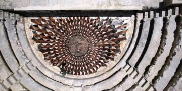 Το εντυπωσιακό μωσαϊκό της αρχαιοελληνικής Κίβυρας, από ψηλά (φωτ.: Χ / Şükrü Özüdoğru)