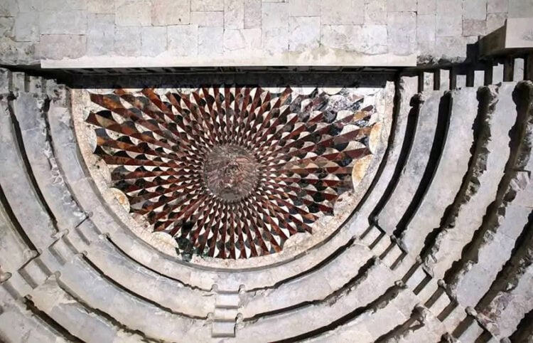 Το εντυπωσιακό μωσαϊκό της αρχαιοελληνικής Κίβυρας, από ψηλά (φωτ.: Χ / Şükrü Özüdoğru)