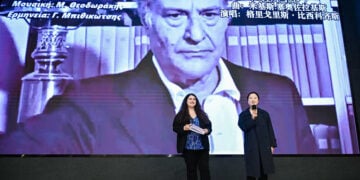 Απαγγελία ελληνικής ποίησης από Κινέζα φοιτήτρια, στην εκδήλωση στο Πανεπιστήμιο Southwest. Σάββατο 18 Απριλίου 2026 (φωτ.: Πρεσβεία της Ελλάδας στην Κίνα)