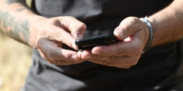 Άνδρας κοιτάζει το κινητό του (φωτ.: EUROKINISSI / Τατιάνα Μπόλαρη)