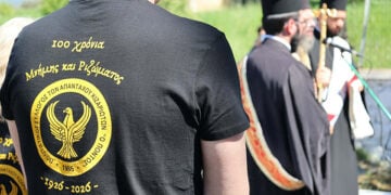 Επετειακή μπλούζα για τα 100 χρόνια στο Κίζαρι Ροδόπης (φωτ.: Facebook / Savvas Kamenidis)