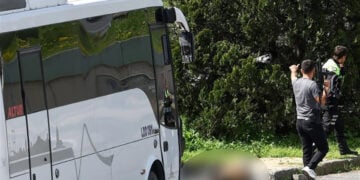 Στο θολό σημείο ένας από τους υπόπτους, νεκρός από πυρά Τούρκων αστυνομικών κοντά στο προξενείο του Ισραήλ στην Κωνσταντινούπολη. Μ. Τρίτη 7 Απριλίου 2026 (πηγή: X / Visegrád 24)