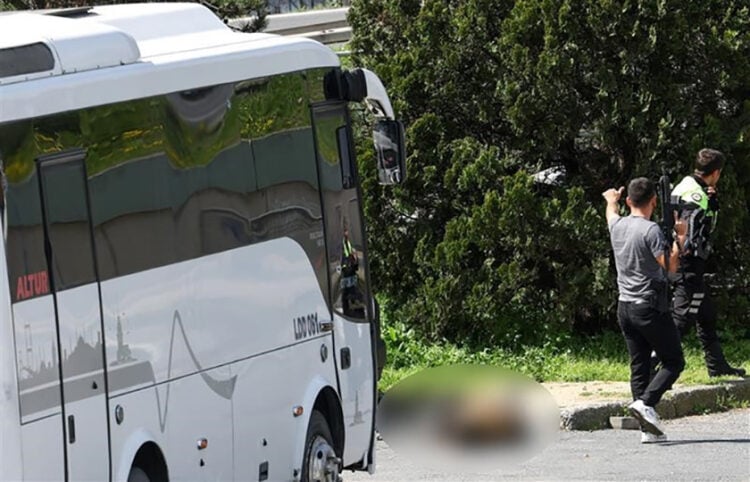 Στο θολό σημείο ένας από τους υπόπτους, νεκρός από πυρά Τούρκων αστυνομικών κοντά στο προξενείο του Ισραήλ στην Κωνσταντινούπολη. Μ. Τρίτη 7 Απριλίου 2026 (πηγή: X / Visegrád 24)