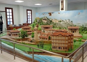 Καλλιτεχνική απεικόνιση σπιτιών και οικημάτων σε ένα χωριό του Πόντου (φωτ.: kozan.gr)