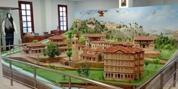 Καλλιτεχνική απεικόνιση σπιτιών και οικημάτων σε ένα χωριό του Πόντου (φωτ.: kozan.gr)