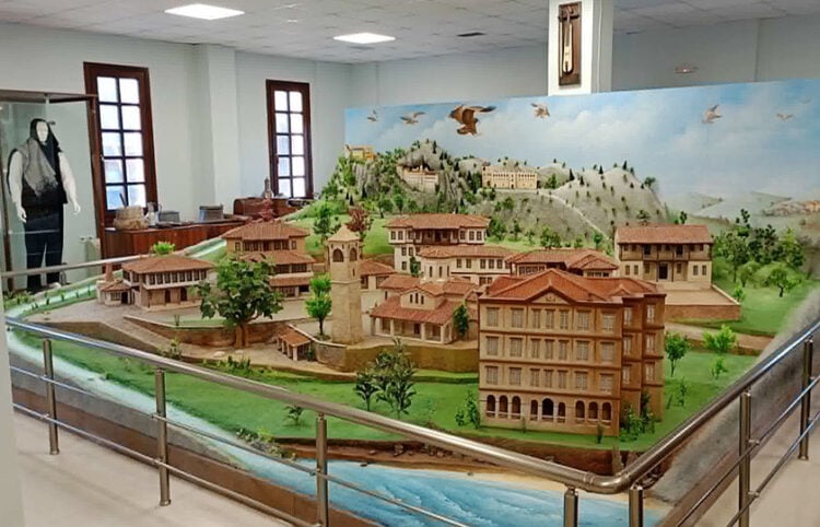 Καλλιτεχνική απεικόνιση σπιτιών και οικημάτων σε ένα χωριό του Πόντου (φωτ.: kozan.gr)