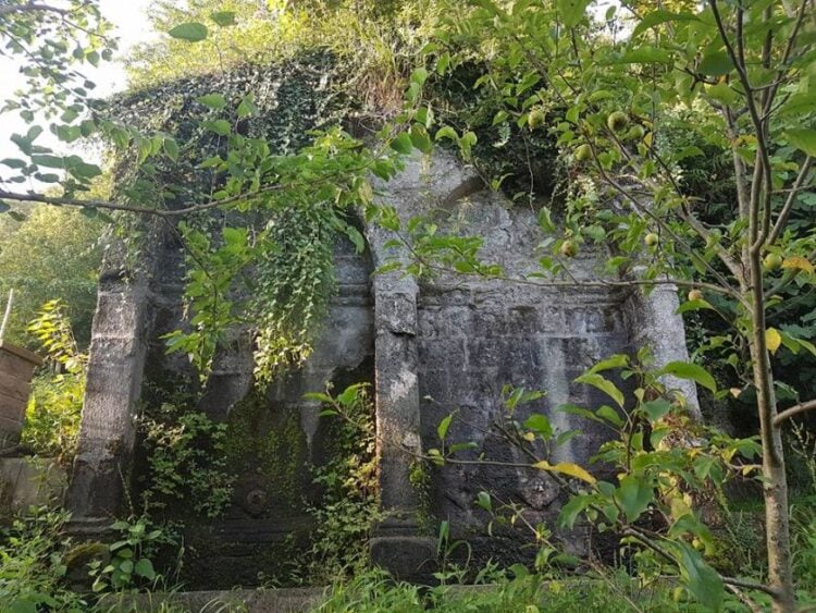 Εικόνα από το χωριό Κρηνίτα του Όφεως διά χειρός Αϊσέ Τουρσούν, το 2017 (φωτ.: facebook.com/Epoulim)