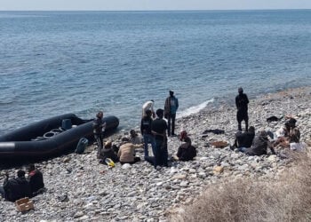 Στιγμιότυπο από την αποβίβαση των μεταναστών στην Άρβη τη Δευτέρα του Πάσχα (φωτ.: Facebook / Aristomenis Syngelakis)