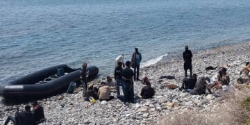 Στιγμιότυπο από την αποβίβαση των μεταναστών στην Άρβη τη Δευτέρα του Πάσχα (φωτ.: Facebook / Aristomenis Syngelakis)