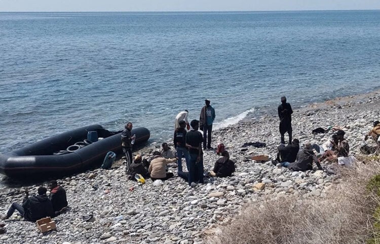 Στιγμιότυπο από την αποβίβαση των μεταναστών στην Άρβη τη Δευτέρα του Πάσχα (φωτ.: Facebook / Aristomenis Syngelakis)