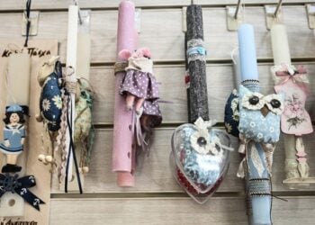 Πασχαλινές λαμπάδες σε κατάστημα στην Αθήνα (φωτ: Κώστας Τζούμας/ EUROKINISSI)