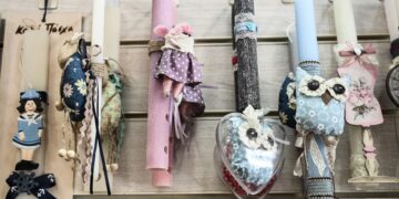 Πασχαλινές λαμπάδες σε κατάστημα στην Αθήνα (φωτ: Κώστας Τζούμας/ EUROKINISSI)