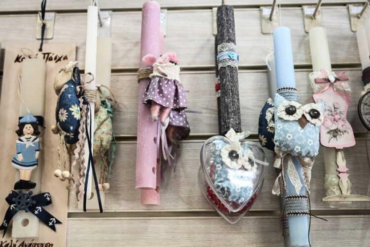 Πασχαλινές λαμπάδες σε κατάστημα στην Αθήνα (φωτ: Κώστας Τζούμας/ EUROKINISSI)